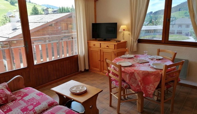 2-room apt for 5 with balcony & parking near slopes in Chinaillon