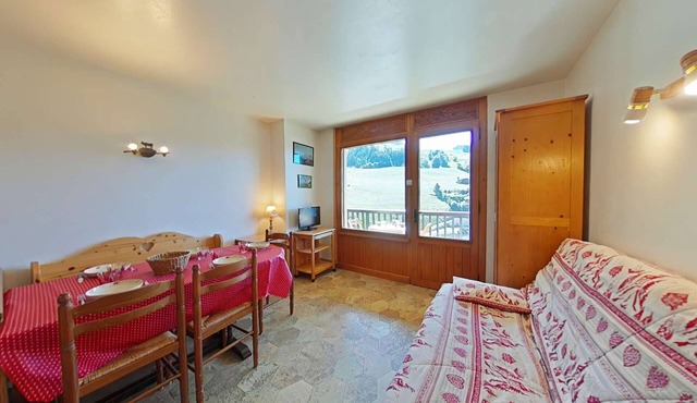 2-room apt with balcony in Chinaillon center, near slopes, parking and ski locker