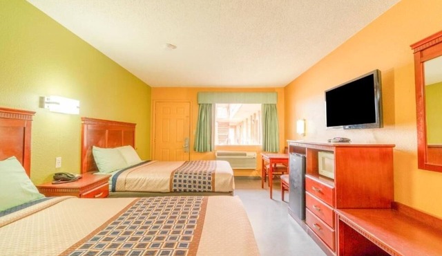 2-Room Budget Stay w/2 Full Beds & Tub for Relaxation