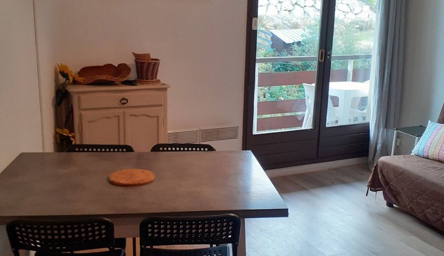 2-room cabin apartment at the foot of the slopes, balcony, non-smoking