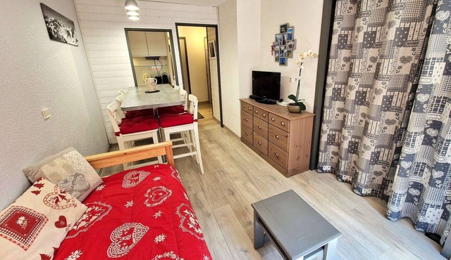 2-Room + Cabin Apartment for 4-6 in Heart of Station - WiFi & Balcony