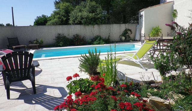 2-room cottage in villa + pool + air conditioning + parking