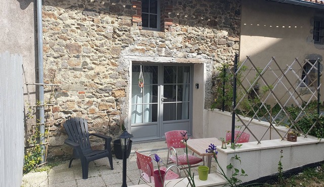 2-room gîte with terrace 25 minutes from Puy du fou