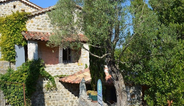 2-room house with air conditioning and pets allowed in Grospierres