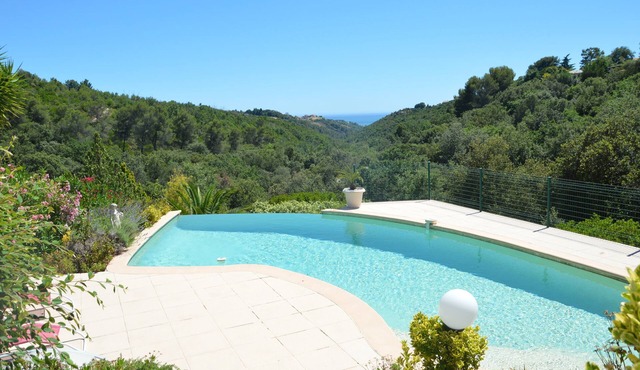 2 room independent apartment in villa with pool