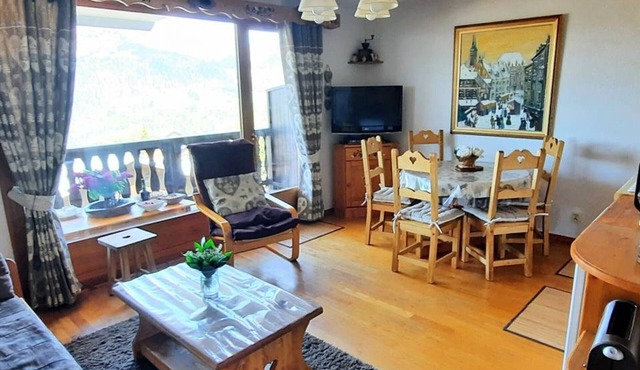 2-Room Mezzanine Apartment for 6, Near Slopes & Shops, Parking, Pet Friendly