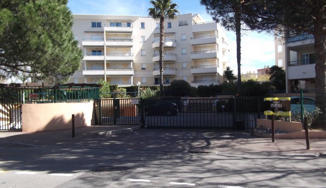 2 room rental with swimming pool, private parking. 8 minutes walk from the beach