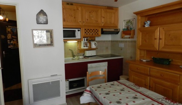 2-Room Ski-In/Ski-Out Apartment with Balcony and Elevator