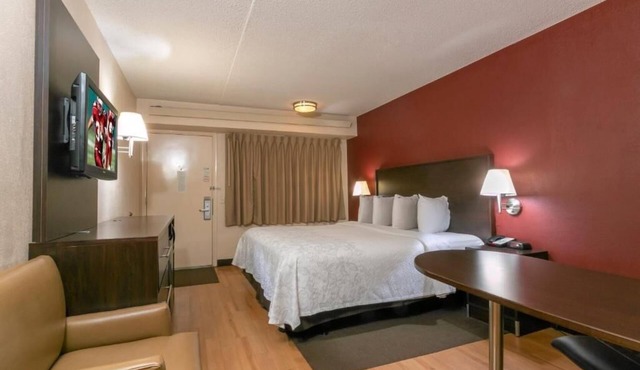 2-Room Stay Near Top Attractions for Family Enjoyment