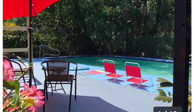 2 rooms/1king bed/1 sofa bed/kitchenette/pool