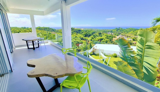 2 rooms and 1 bathroom in shared luxury Villa. Seaview infinity pool - Hammocks.