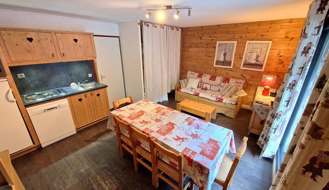 2 Rooms+Cabin, 6-8 Pers, 42m², Heart of Resort, Near Slopes, TV, DVD