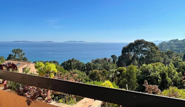 2 ROOMS EXCEPTIONAL SEA VIEW 5 min WALK FROM BEACH AND RAYOL VILLAGE (VAR)