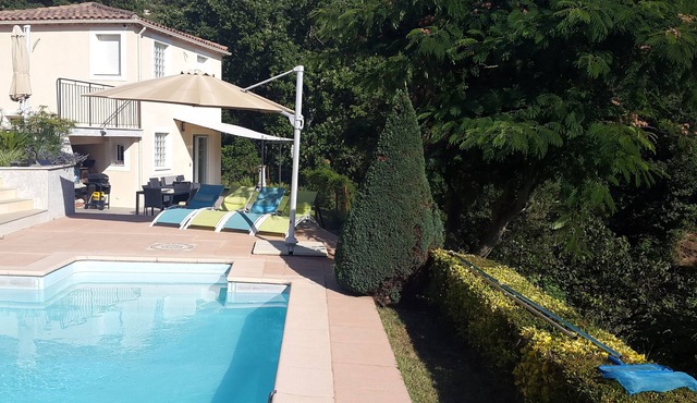 2 rooms comfortable in independent building with pool and garden