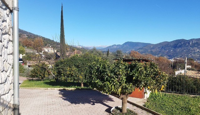 2 rooms, garden level in Provencal villa