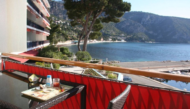 2 Rooms in Eze feet in the water exceptional situation