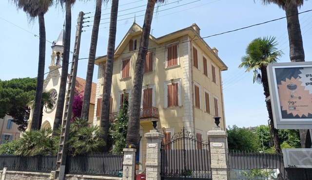 2 rooms in the town center, equipped, tourist port, beaches, shops, private car parks.