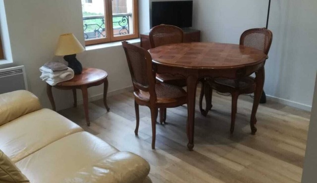 2 rooms in town center near train station and shops