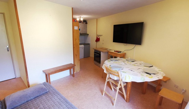 2 Rooms, ski-in/ski-out, near shops with balcony. Sleeps 6, no pets allowed