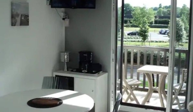 2 rooms + sunny terrace direct beach access