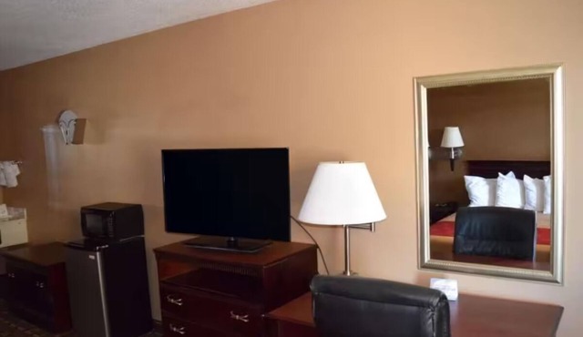 2 Rooms to Relax with easy highway access