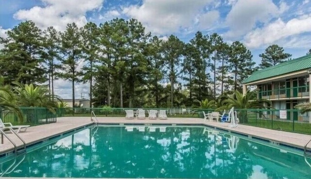 2 Rooms w/Free Parking & Outdoor Pool Near WWII Museums