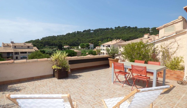 2 rooms with Big terrace of 25m ² in 350M of the Beach