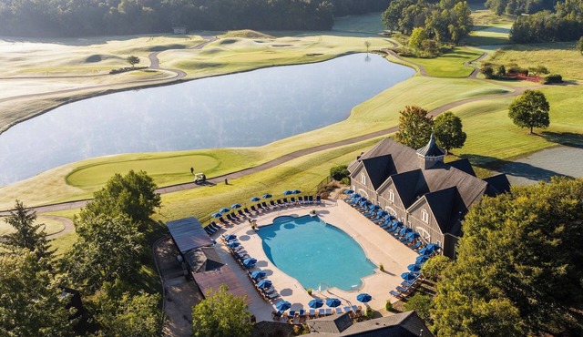 2 Rooms with Outdoor Pool Access, Pets Allowed! Steps from Historic Gardens