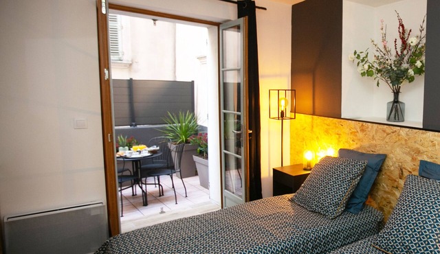 2 rooms with patio - center of Toulon