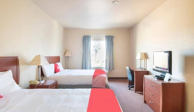2 Rooms with Private Bathroom Near Clute Lake – Affordable Stay