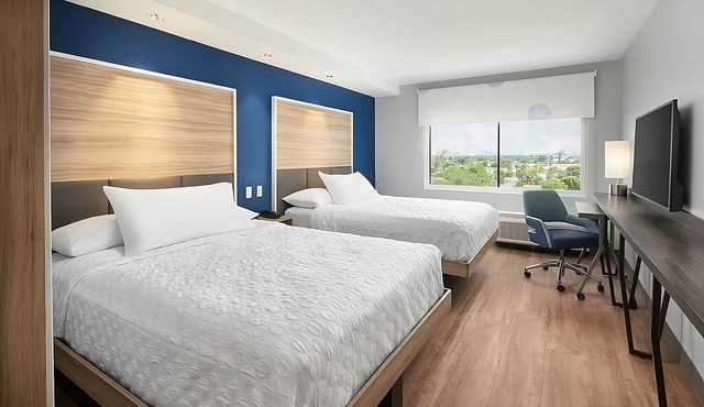 2 Roomy Units, Close to Frost Park and Tigertail Lake Park! Breakfast Included!