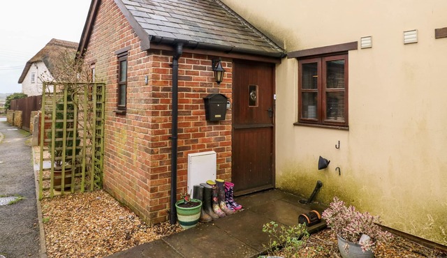 2 ROSE COTTAGES, pet friendly, with a garden in Haselbury Plucknett