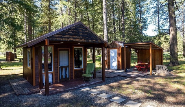 2 Rustic 1-bedroom cabins w/outhouse and external shower Mazama