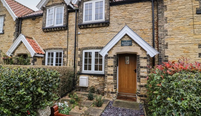 2 SANDRINGHAM COTTAGES, pet friendly, with open fire in Elloughton