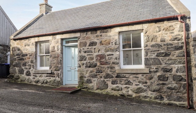 2 SEAFIELD PLACE, pet friendly, character holiday cottage in Portsoy