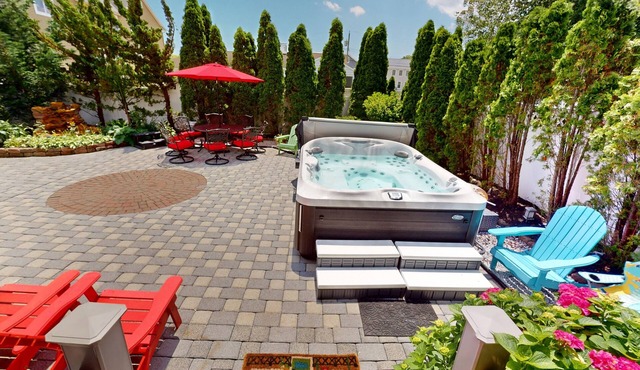 2 short blocks to the beach. FULLY RENOVATED HOUSE WITH NEW HOT TUB.