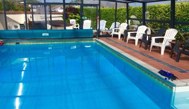 2~Short walk~Beach~Pubs~Shops: Chlorine safe Pool and Hot tub, Games room, WiFi