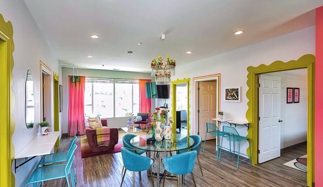 🏡 🏡 2 SIDE BY SIDE UNITS | BACH 💃 | 20 🛌 | 😍 DECOR | WALKABLE TO BARS 🍷