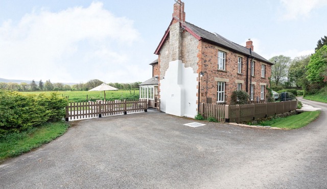 2 SILURIA COTTAGE, family friendly, with open fire in Walton