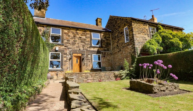 2 SNAPE HILL, family friendly, with open fire in Dronfield