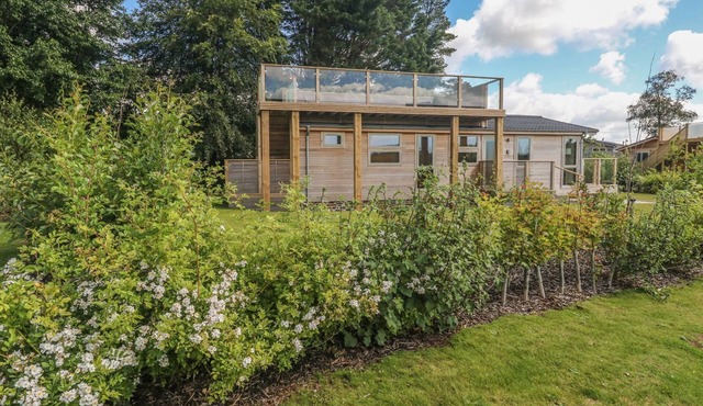 2 SOUTHERN PLACE, pet friendly, luxury holiday cottage in Dobwalls