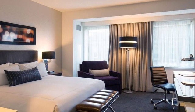 2 Spacious King Room with Rooftop Lounge & Scenic Views of Chicago