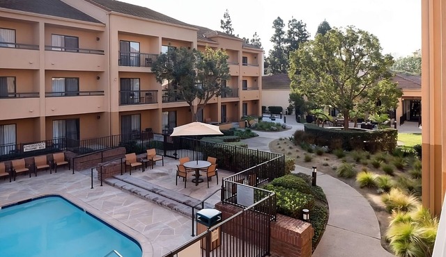 2 Spacious Rooms Near Dignity Health Sports Park – Ideal for Sports Fans