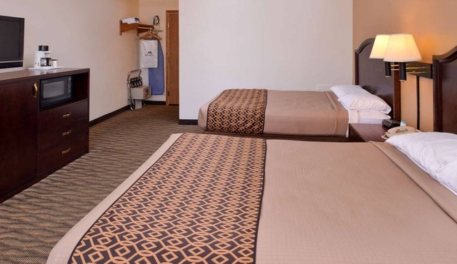 2 Spacious Rooms w/BBQ Grill and Friendly Staff – Near Highway 6