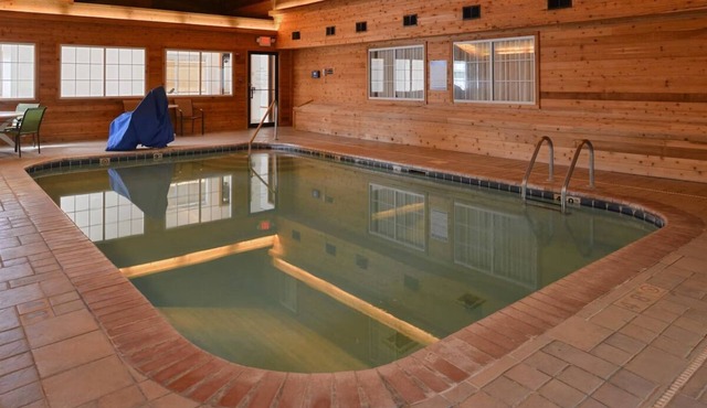 2 Spacious Rooms w/Friendly Staff and Complimentary Breakfast Near Highway 6