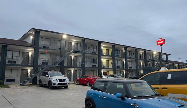 2 Spacious Studios Perfect for Families or Groups: Near San Antonio Prime Spots