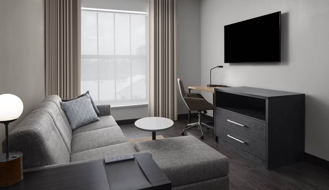 2 Spacious Suites w/Kitchen, Free Breakfast, and Heated Pool Near Mayo Clinic