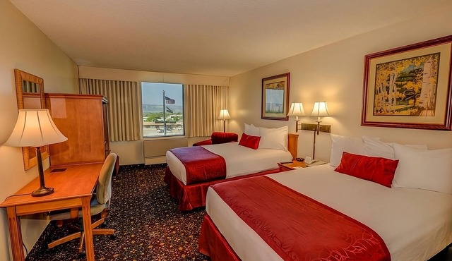 2 Spacious Units Minutes to Redlands Mesa Golf Course! Onsite Bar & Gym!