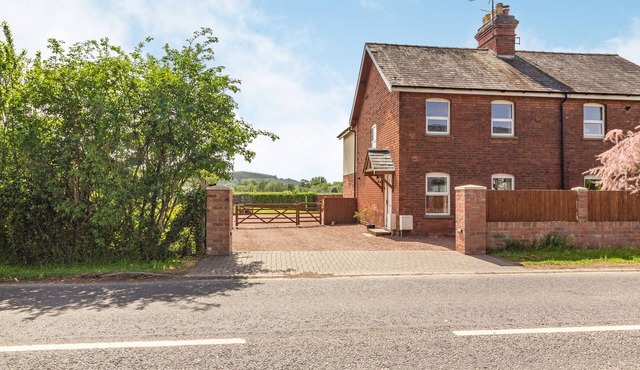 2 STANLEY VILLAS, family friendly in Hereford