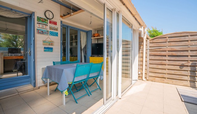 2-Star Apartment "Chez Domi résidence front de mer" with Terraces & Wi-Fi